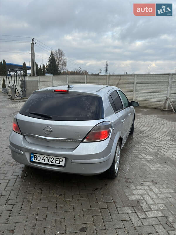 Хэтчбек Opel Astra 2007 в Почаеве