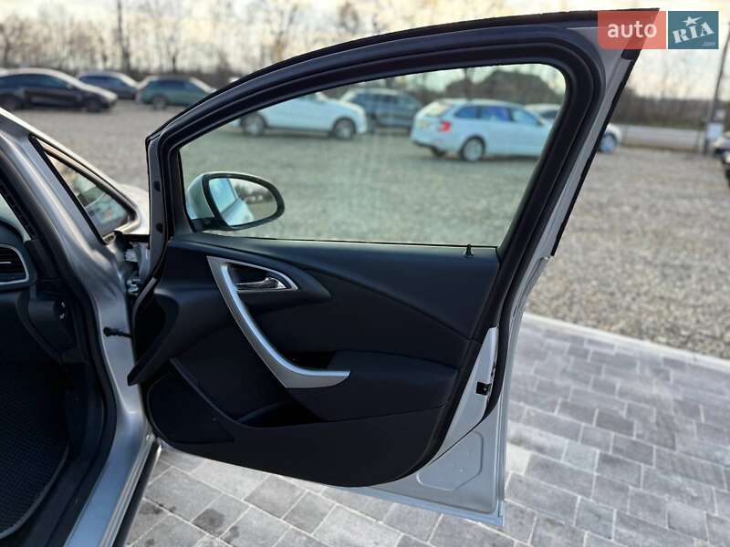 Універсал Opel Astra 2012 в Коломиї