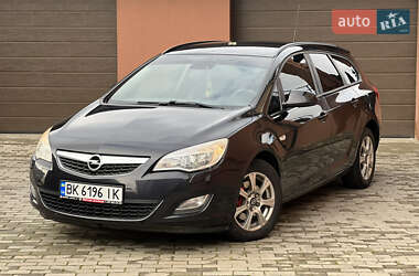 Універсал Opel Astra 2011 в Рівному