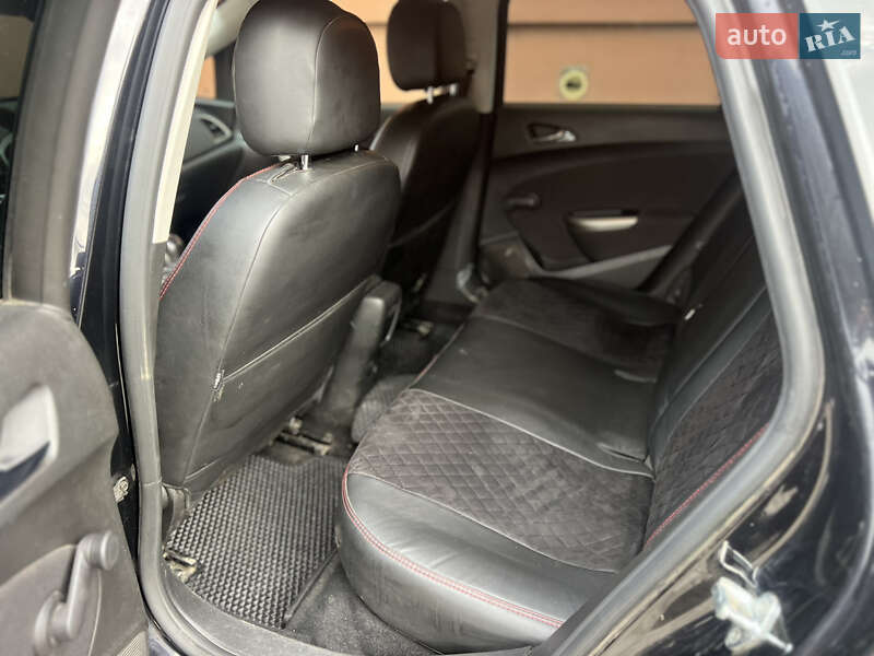 Универсал Opel Astra 2011 в Ровно