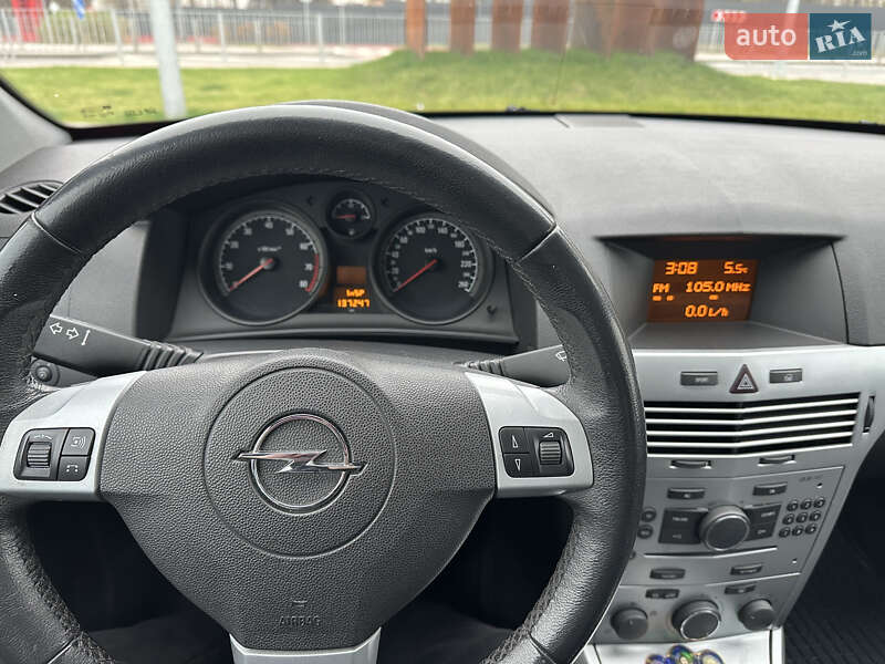 Хэтчбек Opel Astra 2012 в Ирпене