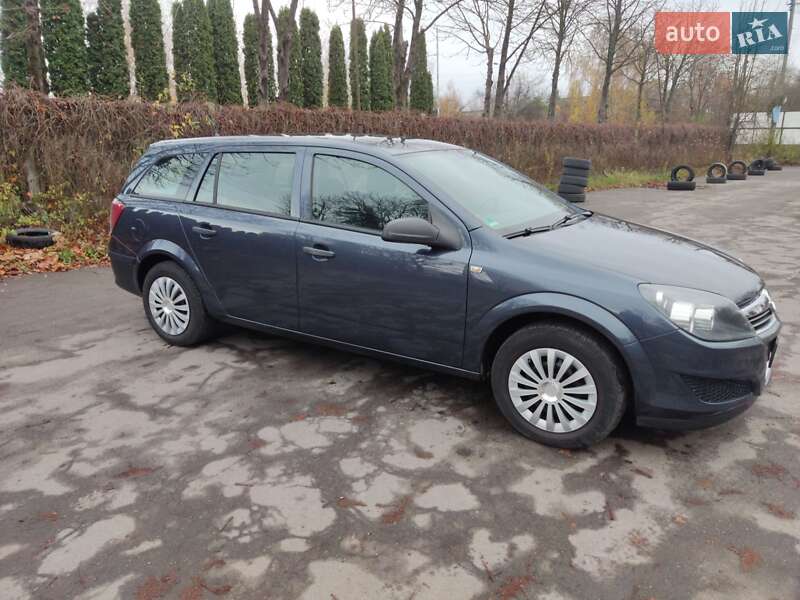 Універсал Opel Astra 2010 в Луцьку