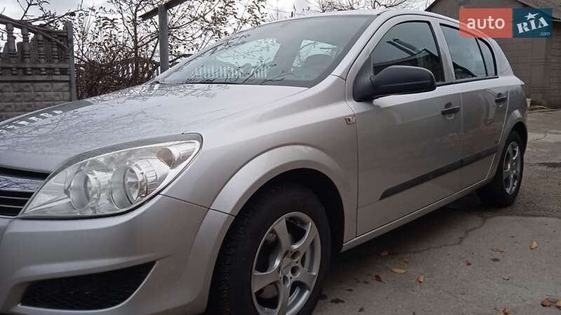 Хэтчбек Opel Astra 2009 в Новониколаевке