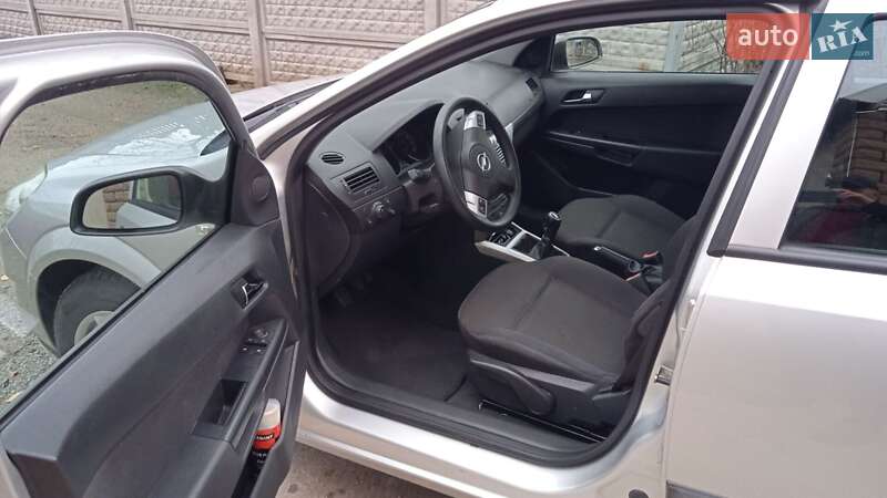 Хэтчбек Opel Astra 2009 в Новониколаевке