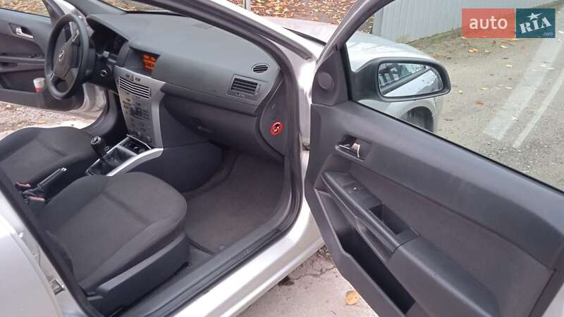 Хэтчбек Opel Astra 2009 в Новониколаевке