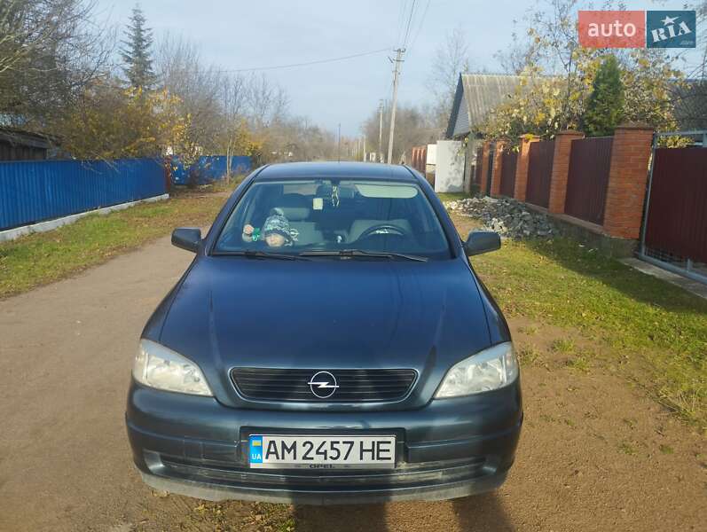 Седан Opel Astra 2004 в Коростене
