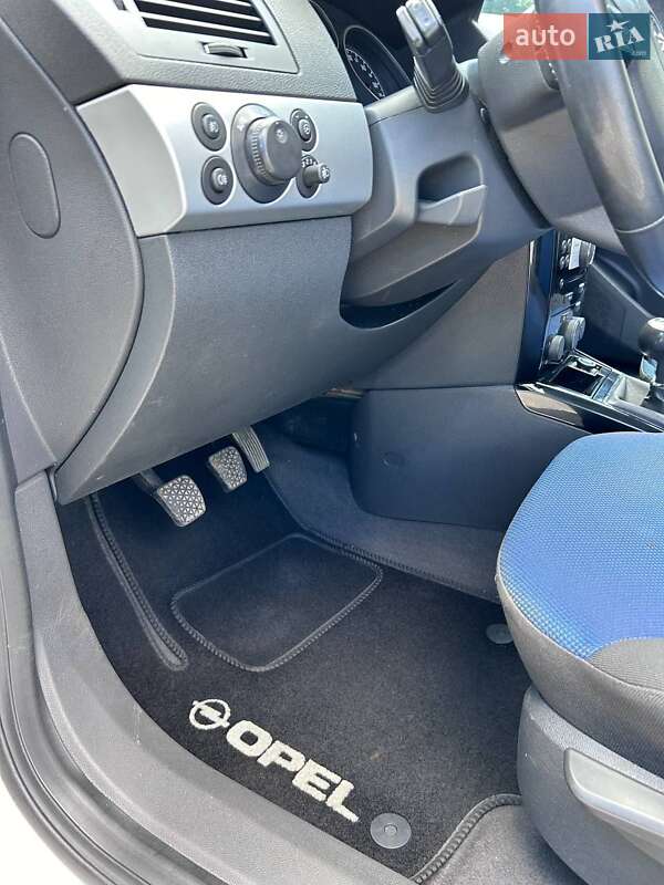 Универсал Opel Astra 2010 в Стрые