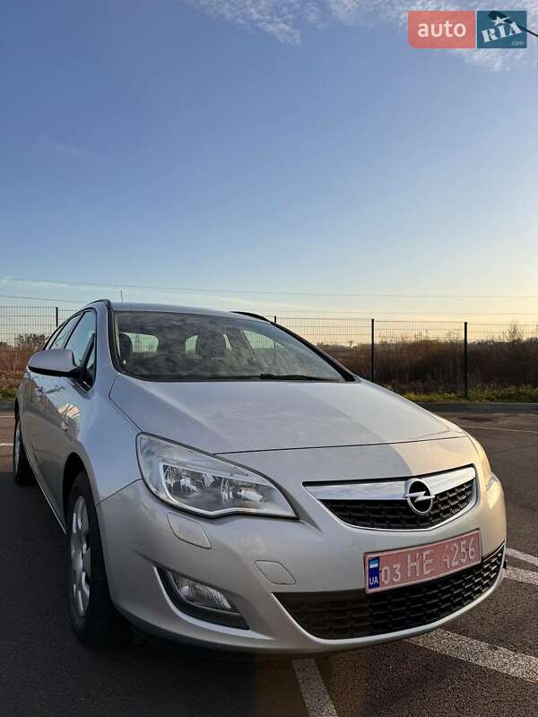 Универсал Opel Astra 2011 в Радивилове