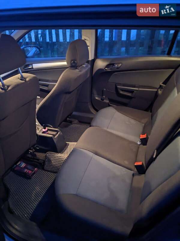 Универсал Opel Astra 2004 в Рокитном