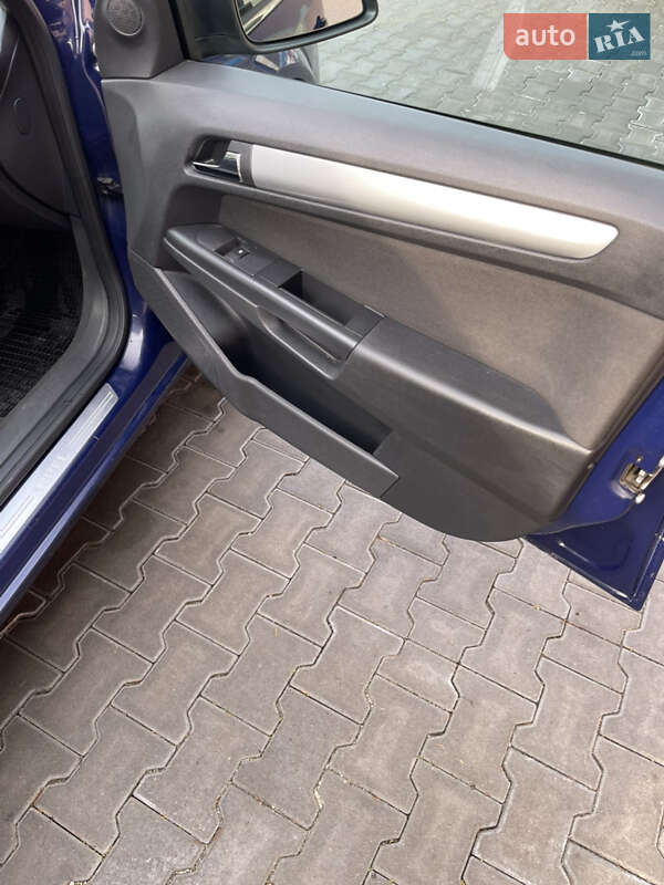 Універсал Opel Astra 2010 в Коломиї