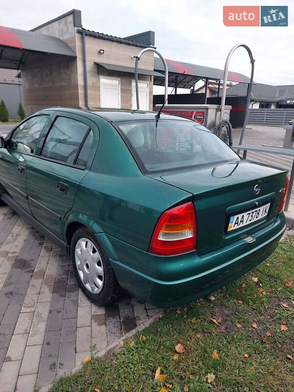 Седан Opel Astra 2004 в Киеве