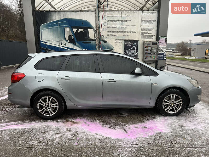 Універсал Opel Astra 2011 в Львові