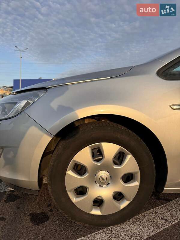 Универсал Opel Astra 2011 в Радивилове