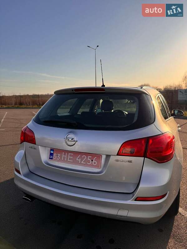 Универсал Opel Astra 2011 в Радивилове