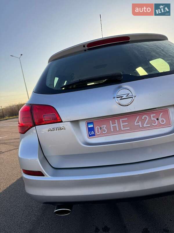 Универсал Opel Astra 2011 в Радивилове