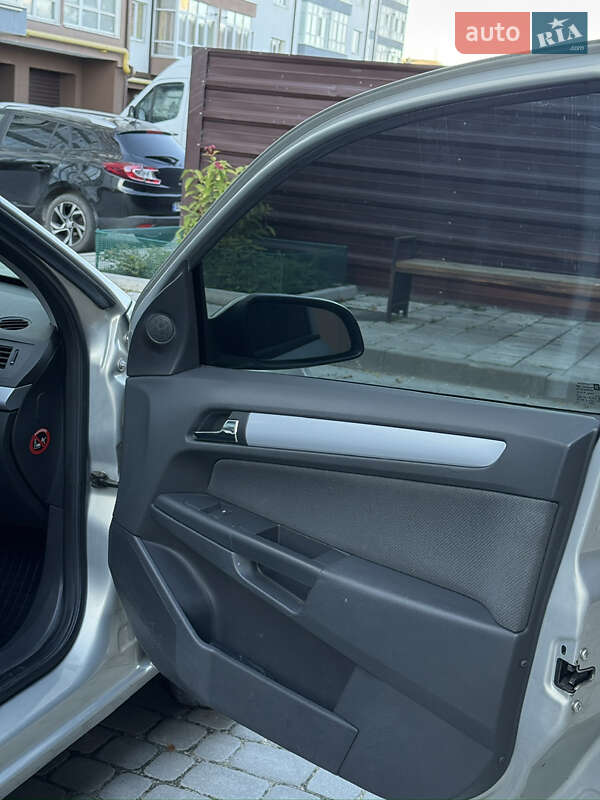 Хэтчбек Opel Astra 2006 в Ивано-Франковске