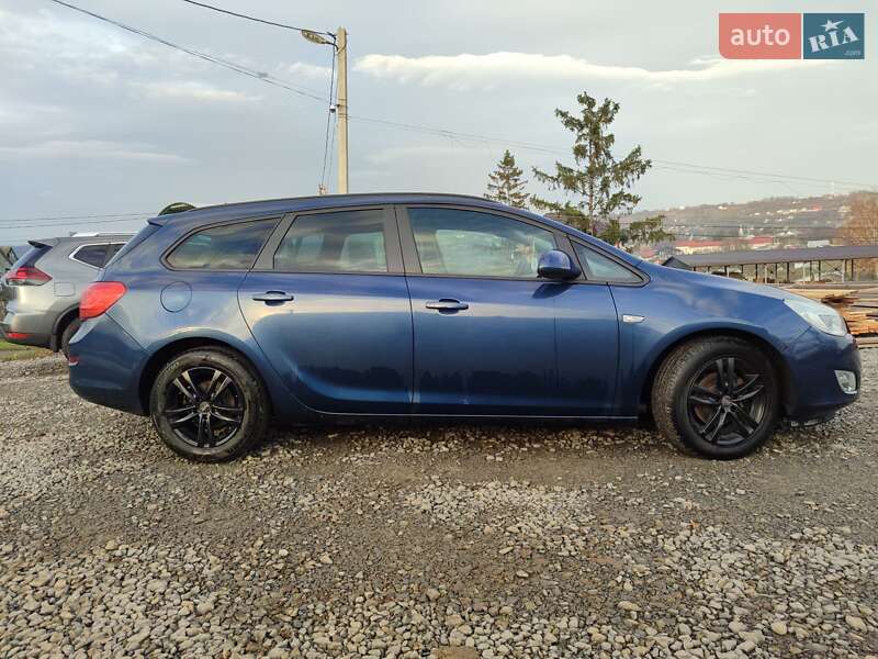 Универсал Opel Astra 2011 в Черновцах