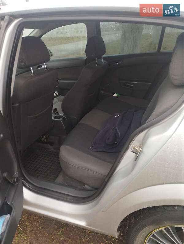 Хэтчбек Opel Astra 2012 в Малине