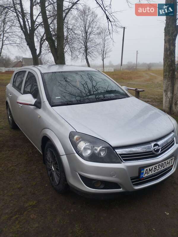 Хэтчбек Opel Astra 2012 в Малине