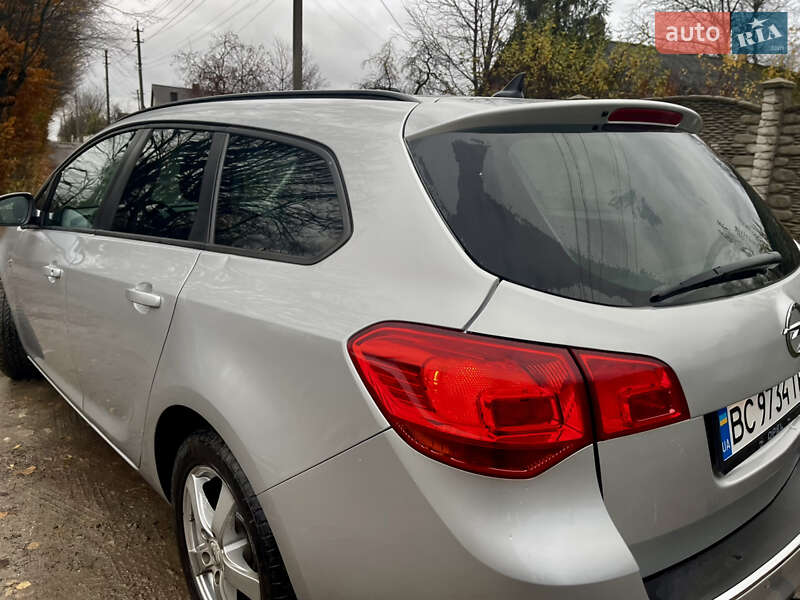 Універсал Opel Astra 2014 в Рівному