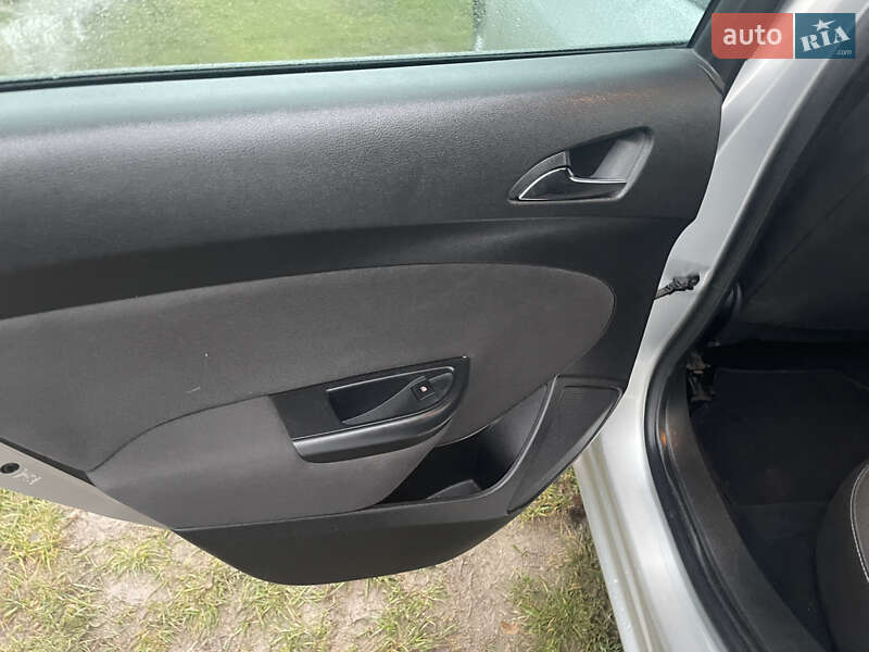 Універсал Opel Astra 2014 в Рівному