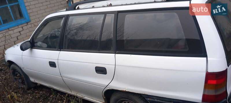 Універсал Opel Astra 1996 в Синельниковому