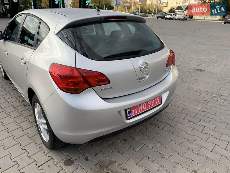 Хэтчбек Opel Astra 2011 в Луцке