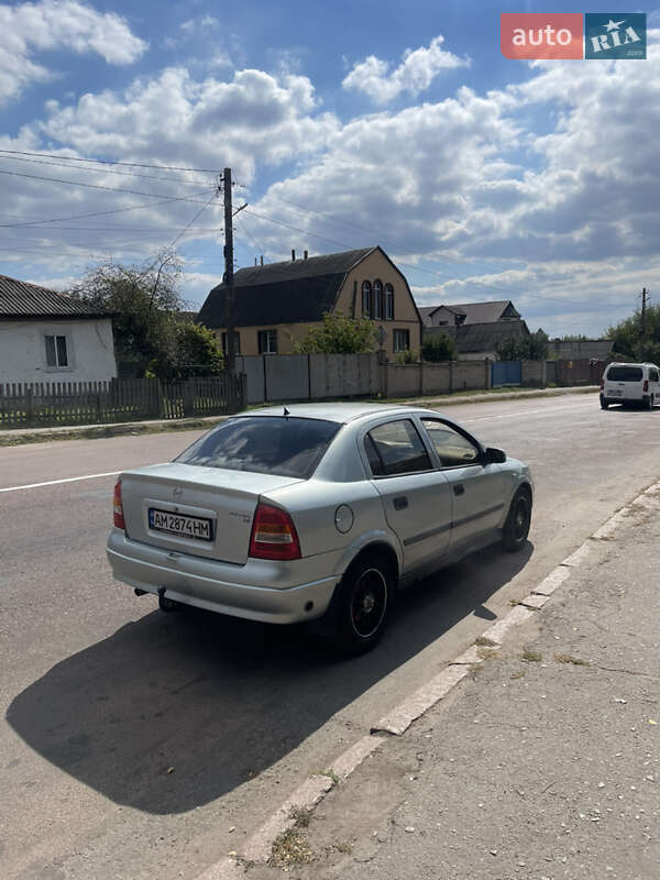 Седан Opel Astra 2004 в Хорошеве