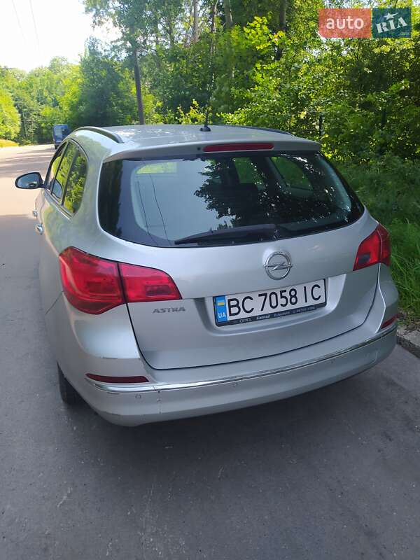 Универсал Opel Astra 2013 в Львове