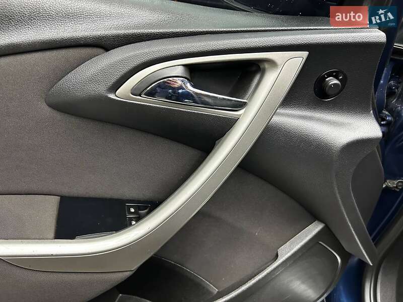 Универсал Opel Astra 2011 в Черновцах