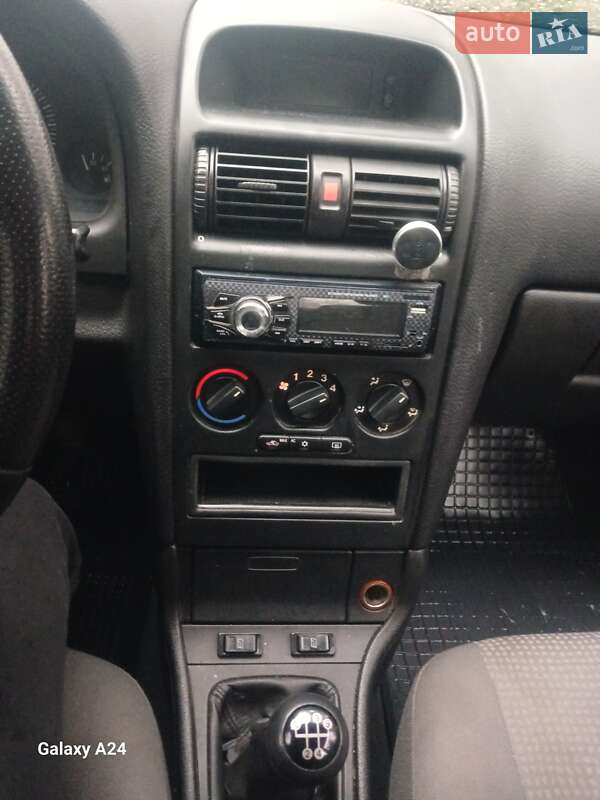 Седан Opel Astra 2006 в Львові