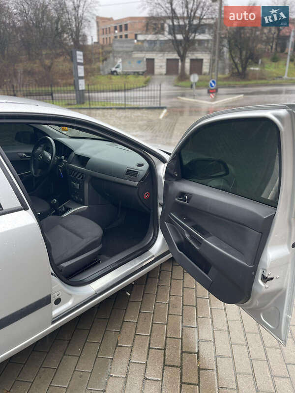 Хэтчбек Opel Astra 2006 в Ровно