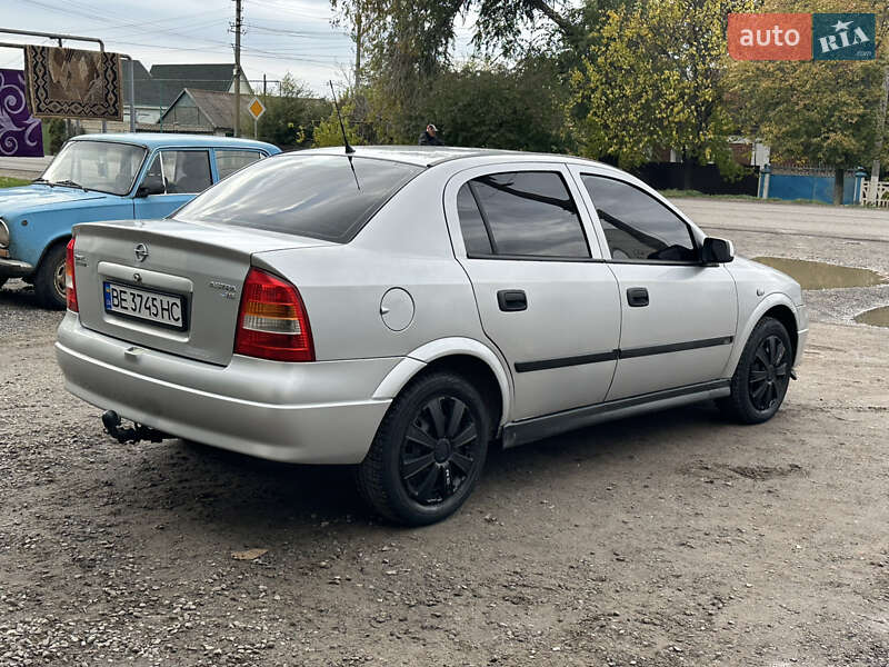 Седан Opel Astra 2004 в Новом Буге