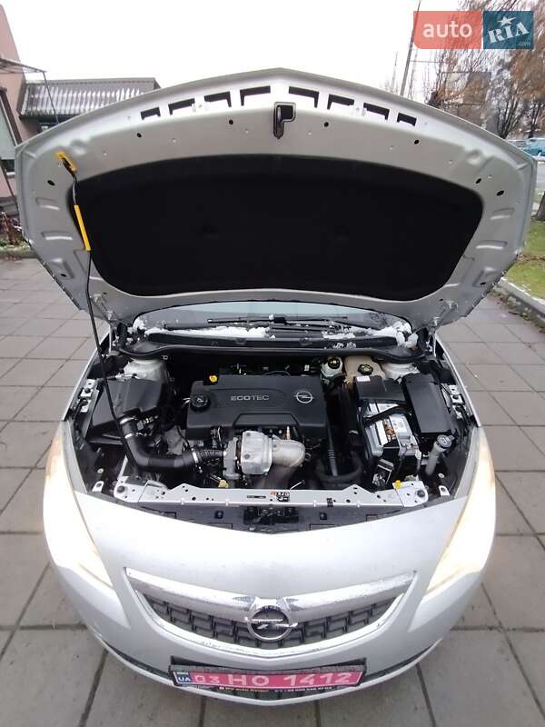 Універсал Opel Astra 2011 в Луцьку