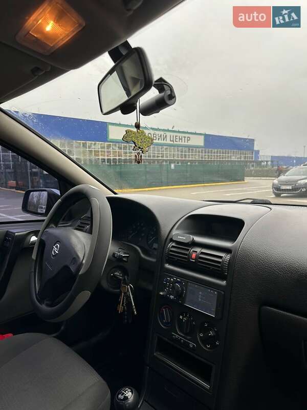 Седан Opel Astra 2006 в Сумах