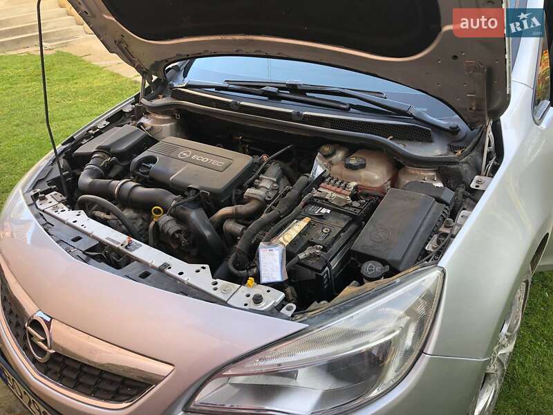 Универсал Opel Astra 2011 в Бучаче