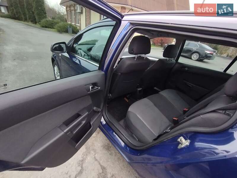 Универсал Opel Astra 2010 в Звягеле