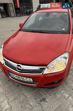 Універсал Opel Astra 2010 в Тернополі