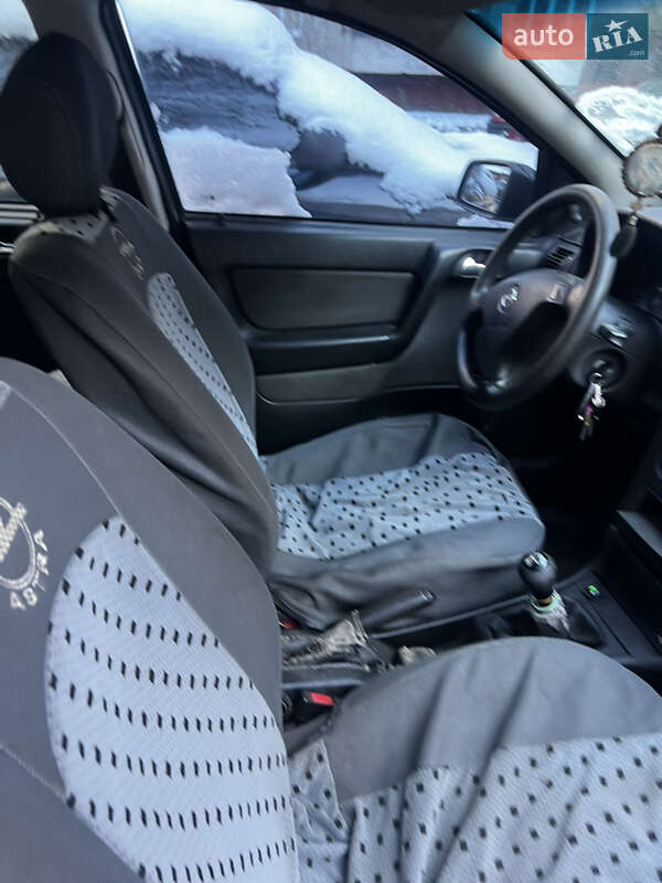 Седан Opel Astra 2008 в Львові