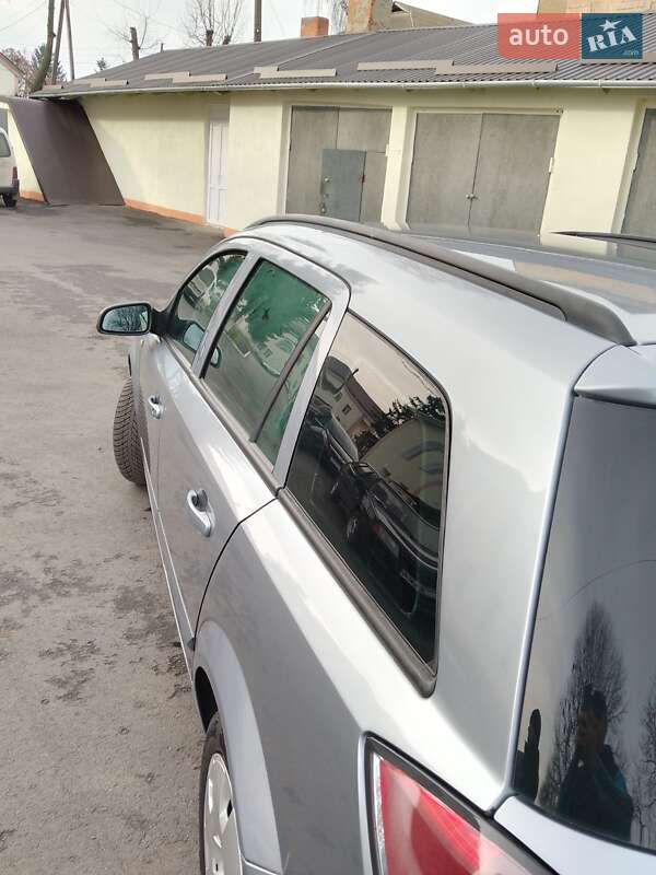 Универсал Opel Astra 2005 в Тростянце