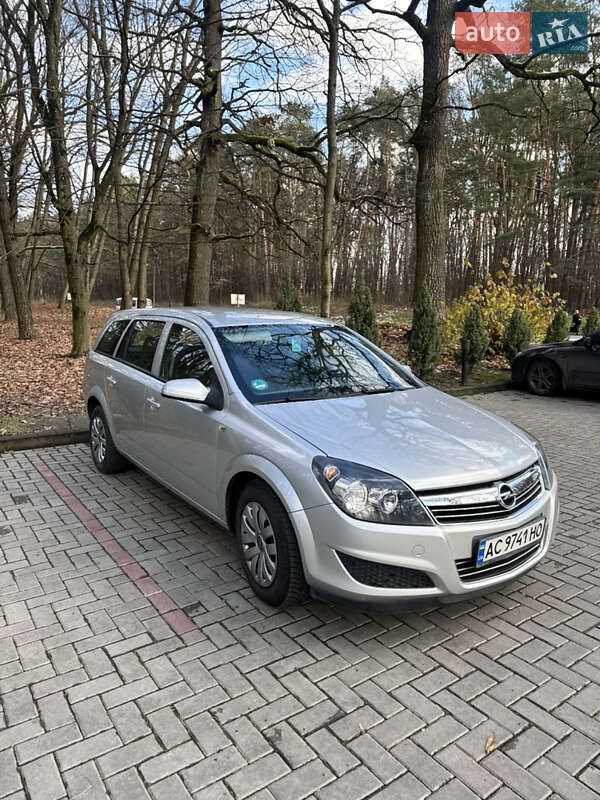 Універсал Opel Astra 2009 в Луцьку