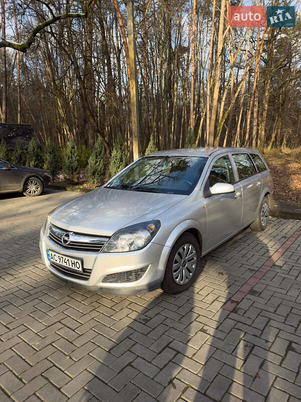 Універсал Opel Astra 2009 в Луцьку