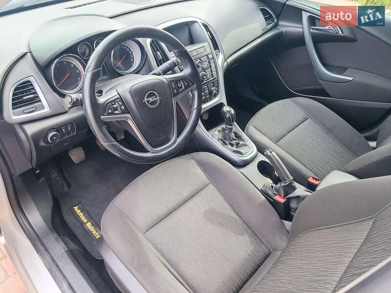 Універсал Opel Astra 2014 в Запоріжжі