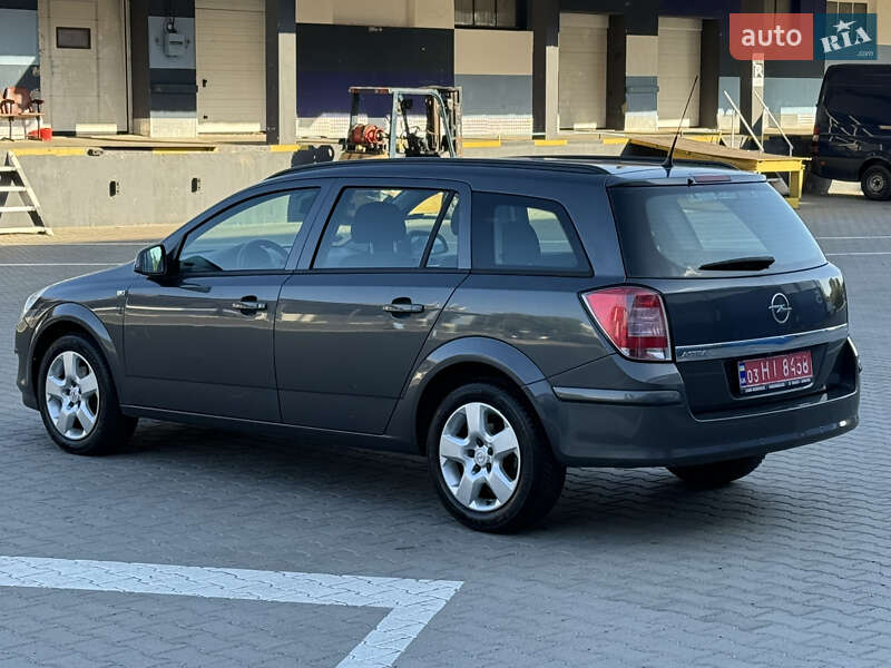 Универсал Opel Astra 2010 в Ровно