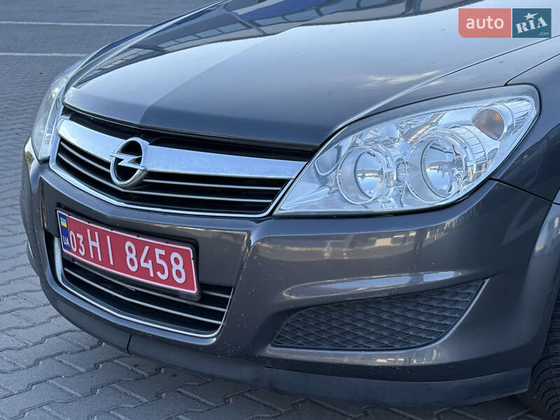 Универсал Opel Astra 2010 в Ровно