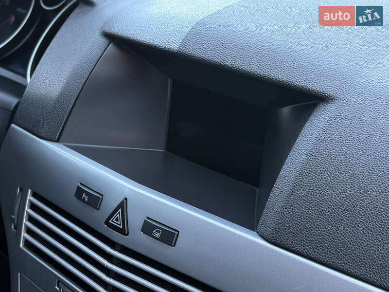 Универсал Opel Astra 2010 в Ровно