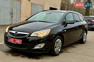 Універсал Opel Astra 2011 в Рівному