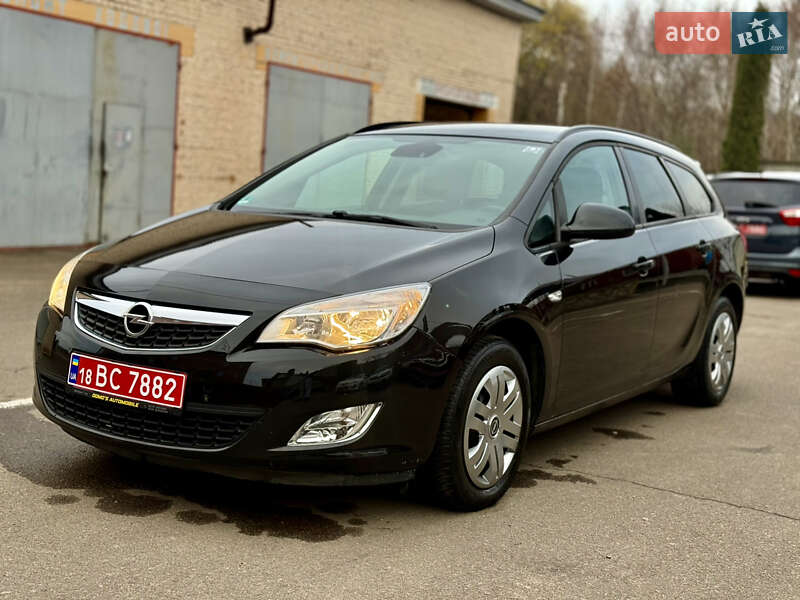 Універсал Opel Astra 2011 в Рівному