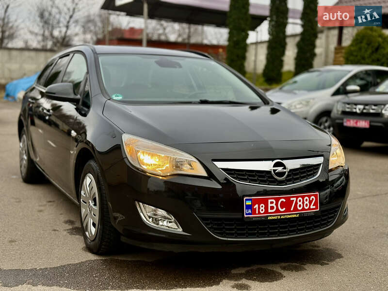 Універсал Opel Astra 2011 в Рівному