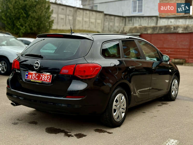 Універсал Opel Astra 2011 в Рівному